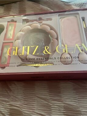 Glitz & Glam 30-Piece Makeup Brush & Accessory Set - Pink Accents